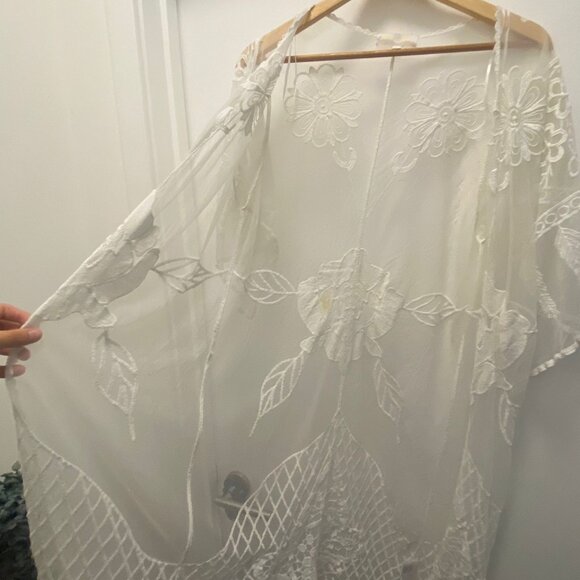 🌊✨ Flowy White Lace Beach Cover-Up by American Flirt - Size M ✨🌊 - Picture 2 of 5